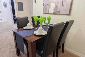基西米的住宿－Hidden Oasis near Orlando, Disney, etc.，一张带黑色椅子和蓝色桌布的餐桌
