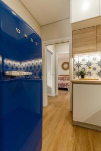 科維良的住宿－Porta 25 Guesthouse，厨房的墙壁上铺有蓝色和白色的瓷砖。
