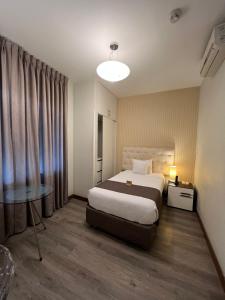 una camera d'albergo con letto e tavolo di Limaq Hotel a Lima