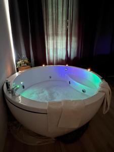 eine weiße Badewanne mit Beleuchtung in einem Zimmer in der Unterkunft Ferienwohnung mit Whrpool in Koblenz