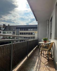 einen Balkon mit einem Tisch und Blick auf ein Gebäude in der Unterkunft Ferienwohnung mit Whrpool in Koblenz