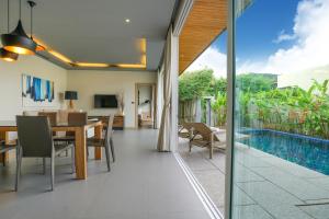comedor con mesa y piscina en Sunpao Pool Villa by HCR en Layan Beach