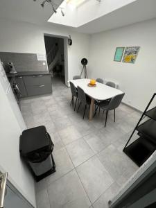 a kitchen and dining room with a table and chairs at L'amiénoise proche zenith stade cathédrale in Amiens +14 photos