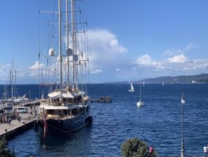 una grande barca ormeggiata in un molo in acqua di Five Flowers - Guest House a Trieste