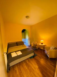 een slaapkamer met een bed, een bank en een tafel bij Chanel Garden Relaxation Home in Formello