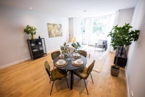 a living room with a dining room table and chairs at Quality 2 Bedroom Serviced Apartment 72m2 -VP2A- in Rotterdam