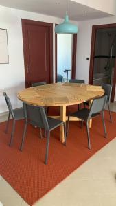 una mesa de madera y sillas en una habitación en Au Bord du palmier, en Rabat