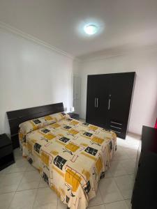 Säng eller sängar i ett rum på Appartement standing spacieux Casablanca