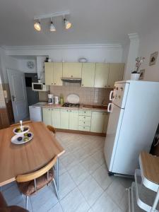 Η κουζίνα ή μικρή κουζίνα στο Appartement standing spacieux Casablanca +7 φωτογραφίες