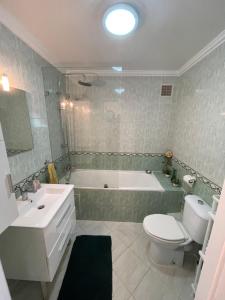 Ett badrum på Appartement standing spacieux Casablanca