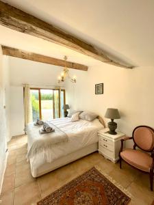 1 dormitorio con 1 cama, 1 silla y 1 ventana en Fabulous 9-Bed House in Eymet en Eymet