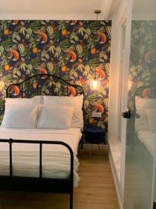 ein Schlafzimmer mit einem Bett mit einer farbenfrohen Wand in der Unterkunft Flaming Apartment 4F in Torrevieja