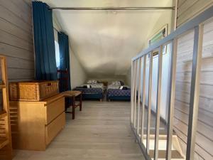- un couloir avec 2 lits dans une chambre dans l'établissement La kaz tifi, à Les Avirons