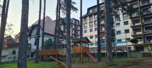 Herní místnost nebo prostor pro děti v ubytování PLAVA ZVEZDA ZLATIBOR apartman u kompleksu Titova vila Zlatibor