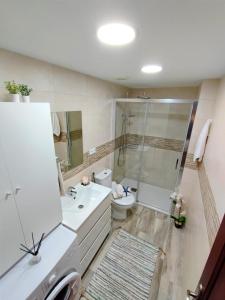 A bathroom at Guinea Nidive apartment