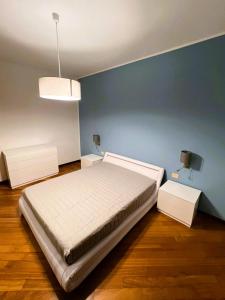 um quarto com uma cama e uma parede azul em Nandrino em Trapani