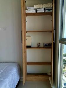 Habitación con estante de libros y cama en Apartamento frente al mar Rodadero Santa Marta en Santa Marta