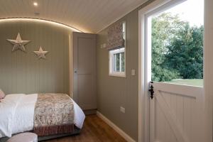 ein Schlafzimmer mit einem Bett mit zwei Sternen an der Wand in der Unterkunft Barfield Shepherds Hut in Magherafelt