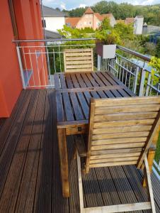 una mesa de madera y un banco en un balcón en RK Apartments Birnbaum en Gerhardshofen