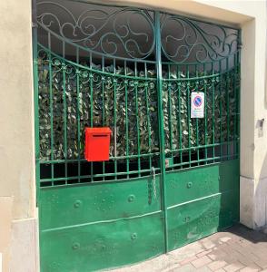 een groene deur met een rode doos erop bij LALE Air conditioning, Wifi, Free parking HOME in Massa