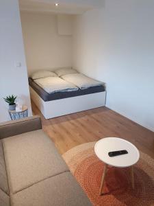 Posteľ alebo postele v izbe v ubytovaní Zoo Karlovarská Apartment