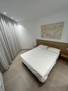 Säng eller sängar i ett rum på Cozy apartment with pools in Palm Mar