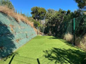 Tenis alebo squash v ubytovaní Villa Sa Riera Begur vue mer panoramique et plage à pieds alebo jeho okolí