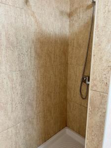 ducha con pared de azulejos en Bella Vista en Poris de Abona