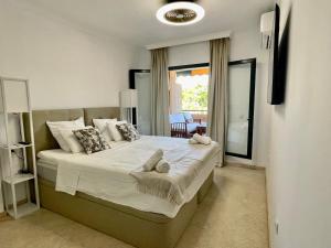 1 dormitorio con 1 cama grande y toallas. en Royal Pearl Marbella, en Marbella