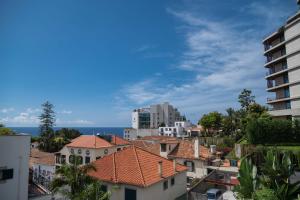 vista su una città con edifici e sull'oceano di Madeira Precious Penthouse a Funchal