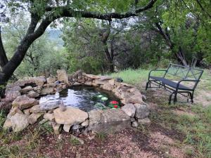 Zahrada ubytování Entire 2br 2ba hilltop view home Sleeps 8 pets 4 acres Jacuzzi Central AC Kingbeds Office Free WiFi Parking Full Kitchen Refrigerator Washer Dryer Furnished Three 3 Large Sunset Dining Patios Grill Stovetop Oven Hiking Wildlife Firepit Quiet very Secluded