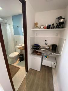 małą łazienkę z toaletą i umywalką w obiekcie CASA PITANGA w mieście Fernando de Noronha