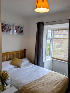 Elswick的住宿－CityHost Apartments - Newcastle，一间卧室设有一张床和一个窗口