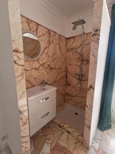 a bathroom with a sink and a shower at Séjour en pleine nature, vue imprenable, jacuzzi in Contes