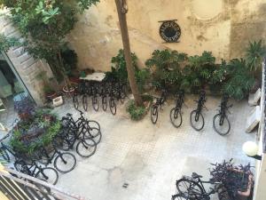 un montón de bicicletas estacionadas al lado de un edificio en Hotel Moderno, en Trapani