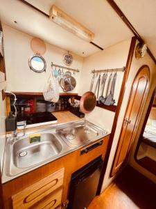 eine Küche mit einer Spüle und einem Herd in der Unterkunft Stylish 80´s Fishing Boat in Barcelona