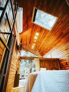 um quarto com uma cama num quarto com uma janela em Pousada Alpes da Araucárias em São Francisco de Paula