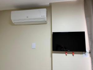 瓜拉派瑞Edifício Corte Real的一间配有空调的白色墙壁客房