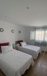 Un dormitorio con dos camas y una ventana. en Apartamento Belva, en Puerto del Carmen