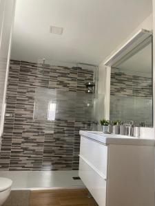 un baño con lavabo y ducha en Apartamento Belva, en Puerto del Carmen 14 fotos más