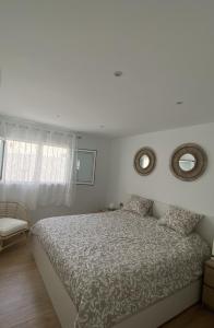 Un dormitorio con una cama y dos espejos en la pared. en Apartamento Belva, en Puerto del Carmen