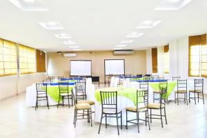 sala konferencyjna ze stołami i krzesłami w obiekcie Palmar Del Sol Hotel w mieście Quevedo