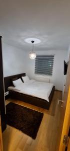 Ένα ή περισσότερα κρεβάτια σε δωμάτιο στο Whitehouse apartment