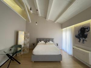 een slaapkamer met een bed en een glazen tafel bij Off House Borgo Suite, Nettuno - 2025 Giubileo - in Nettuno