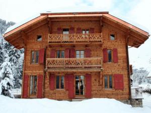 Chalet Suisse Bed and Breakfast að vetri til
