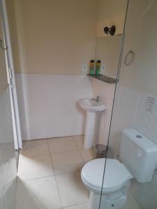 ein Bad mit einem WC und einem Waschbecken in der Unterkunft Le Marchand de Sable- Suites e apartamento in Búzios