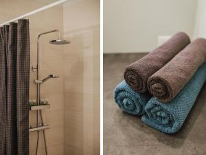 Duas fotografias de uma casa de banho com toalhas e um chuveiro em Rozenstein design apartment em Brocēni