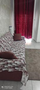 uma cama num quarto com uma janela vermelha em Appartamento Giulio Cesare em Novara