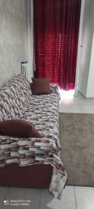 1 cama en un dormitorio con ventana roja en Appartamento Giulio Cesare, en Novara