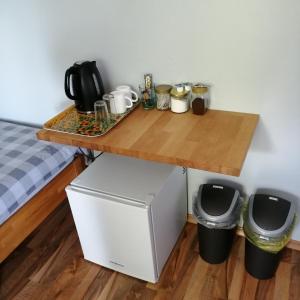 einen Tisch und zwei Mülleimer in einem Zimmer in der Unterkunft Auerandzimmer in Nienhagen